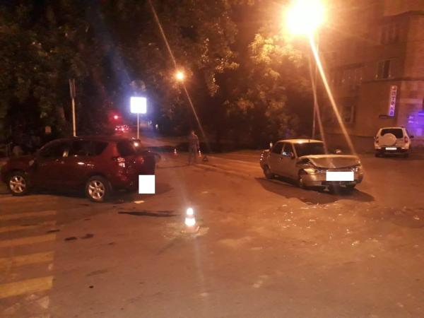 3 человека пострадали в столкновении внедорожника и легковушки в Ставрополе